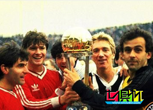 1985年12月8號(hào)意大利尤文圖斯4:2（點(diǎn)球）擊敗阿根廷青年人